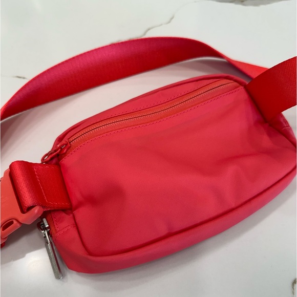 Lululemon Everywhere Belt Bag - 1L - Picture 3 of 5